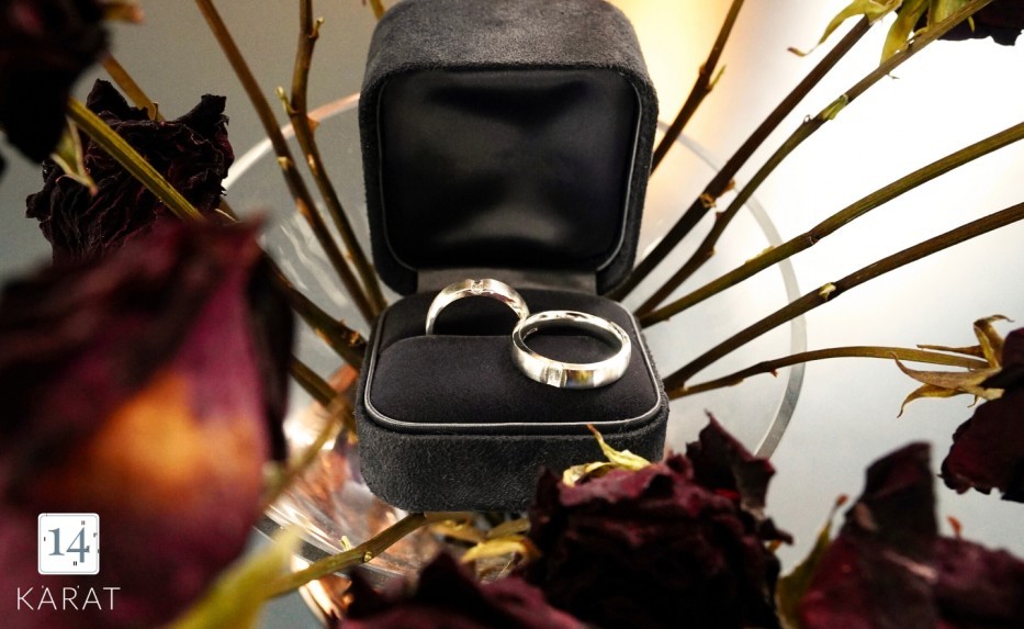 The difference between a wedding ring and an engagement ring