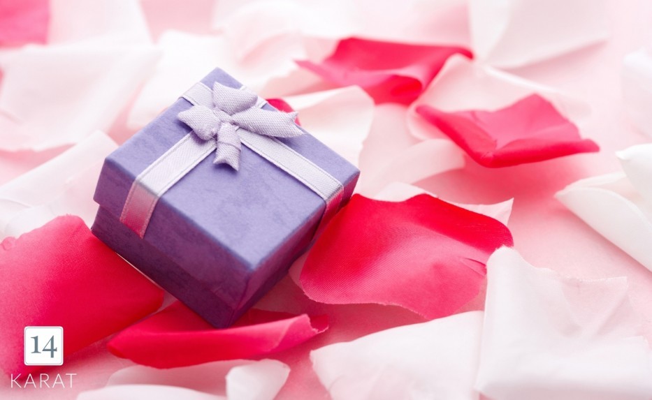 What jewelry to get to celebrate your relationship milestones! 