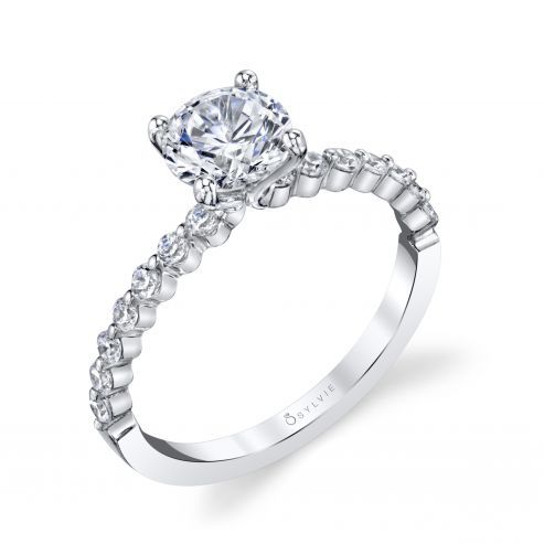 SOLITAIRE ENGAGEMENT RING WITH SIDESTONES